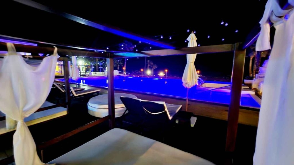 Numerosos hotéis de luxo em grande parte do país