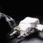 Pâ ki ka ta dexâ karregador di telemóvel na tomada kuandu ê ka sta karregâ