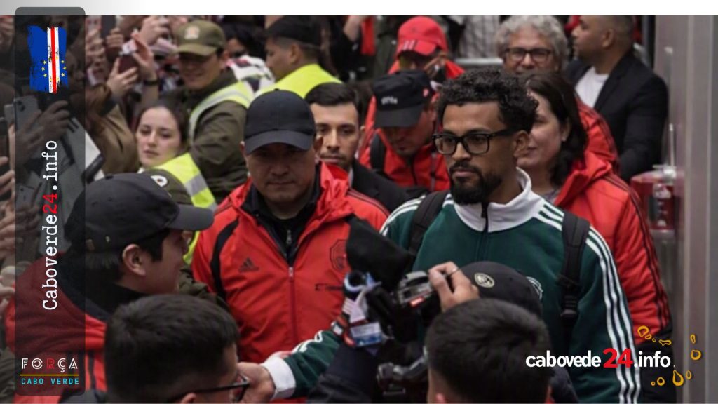 "Guarda-redes cabo-verdiano foi recebido por centenas de adeptos do Colo-Colo no aeroporto de Santiago"