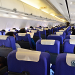 Imagem de arquivo — cabine de um avião comercial com passageiros, fotografada em 2017. A imagem é ilustrativa e não retrata nenhuma das ocorrências analisadas no relatório irlandês.