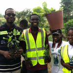 Imagem de arquivo — plantação de árvores durante o Greening Ghana Day, em Kumasi, em 2023. A fotografia é ilustrativa e não mostra o lançamento do relatório.