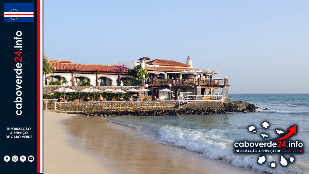 Praia e zona costeira de Santa Maria, na ilha do Sal. Fotografia de arquivo de 2011; não representa uma observação meteorológica atual nem uma previsão.
