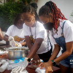 Voluntários da Afrochella Foundation embalam alimentos. Fotografia de arquivo de janeiro de 2022; não mostra a entrega realizada em Cabo Verde.