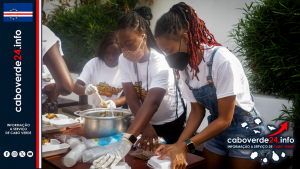 Voluntários da Afrochella Foundation embalam alimentos. Fotografia de arquivo de janeiro de 2022; não mostra a entrega realizada em Cabo Verde.
