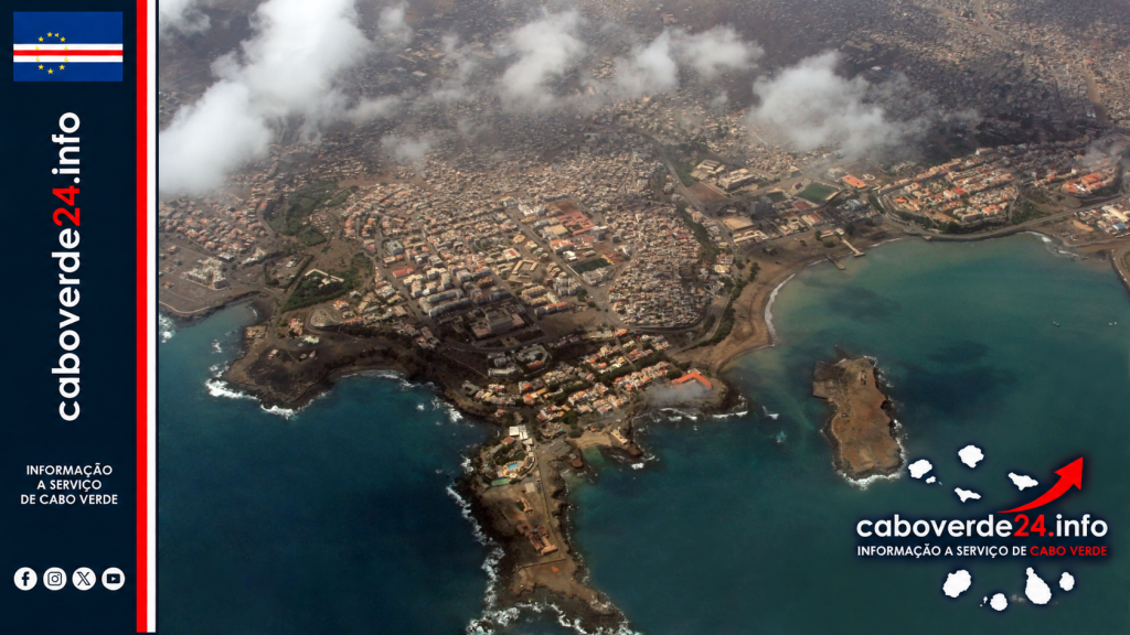 Vista aérea da cidade da Praia, numa fotografia de arquivo. A imagem ilustra o espaço urbano onde se cruzam dimensões económicas e sociais, mas não representa o score de 2026.