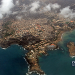 Vista aérea da cidade da Praia, numa fotografia de arquivo. A imagem ilustra o espaço urbano onde se cruzam dimensões económicas e sociais, mas não representa o score de 2026.