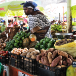 Venda de produtos alimentares no Mercado da Praia, em fotografia de arquivo de 2011. A imagem ilustra o acesso aos alimentos, mas não mede a situação de fome nem representa os dados de 2026.