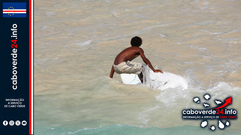 Surfista local em Santa Maria, ilha do Sal, numa fotografia de arquivo de 2010. A imagem ilustra natureza, lazer e contexto de vida; não representa a produção do índice.