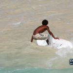 Surfista local em Santa Maria, ilha do Sal, numa fotografia de arquivo de 2010. A imagem ilustra natureza, lazer e contexto de vida; não representa a produção do índice.