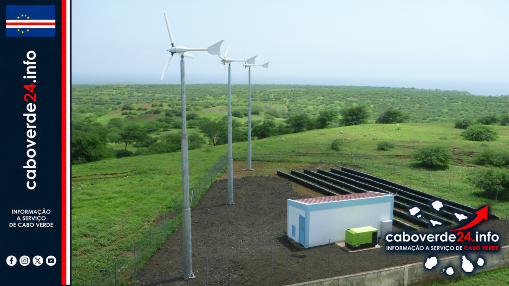 Micro-rede de energia renovável em Cabo Verde, com pequenas turbinas eólicas, painéis solares e armazenamento. Imagem de arquivo. Foto: Munro89, CC BY-SA 4.0; não mostra o seminário nem o projecto em avaliação.