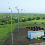 Micro-rede de energia renovável em Cabo Verde, com pequenas turbinas eólicas, painéis solares e armazenamento. Imagem de arquivo. Foto: Munro89, CC BY-SA 4.0; não mostra o seminário nem o projecto em avaliação.