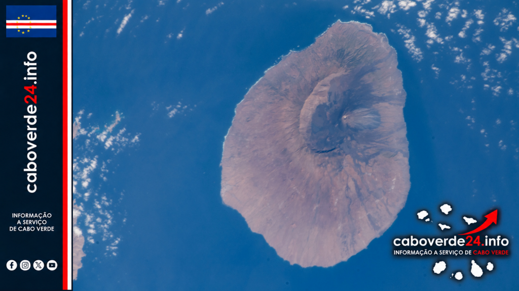 Fotografia da ilha do Fogo captada da Estação Espacial Internacional em 6 de fevereiro de 2020. Imagem de arquivo; ilustra a observação geoespacial e não mostra a missão técnica nem a plataforma PDX.