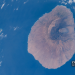 Fotografia da ilha do Fogo captada da Estação Espacial Internacional em 6 de fevereiro de 2020. Imagem de arquivo; ilustra a observação geoespacial e não mostra a missão técnica nem a plataforma PDX.