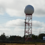 Arquivo — radar meteorológico NEXRAD operado pelo Serviço Nacional de Meteorologia dos Estados Unidos no Aeroporto Internacional de Tallahassee, Florida, em 29 de dezembro de 2024. Imagem ilustrativa; não documenta os 35 países analisados pela OMM nem Cabo Verde.