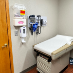 Arquivo — sala de consulta médica usada como imagem ilustrativa; não retrata um consultório de Cabo Verde nem a consulta pública atual.