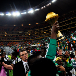 Fotografia de arquivo — jogador da Nigéria ergue a taça da CAN após o título de 2013, no Soccer City, em Joanesburgo. A imagem é contextual e não documenta a decisão de 2026.
