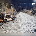 Fotografia de uma estrada divulgada pela Inforpress com a reportagem sobre os acessos rurais de Porto Novo; não comprova, por si só, a reabertura de todos os troços.