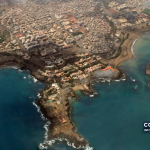 Arquivo — vista aérea da Praia, capital de Cabo Verde. Imagem ilustrativa; não mostra a apresentação do relatório nem permite inferir o stock atual da dívida.