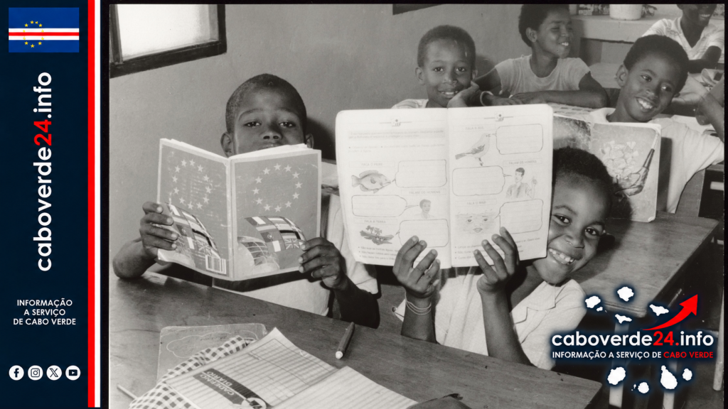 Alunos numa sala de aula da Praia mostram livros ao fotógrafo, numa imagem de arquivo da UNESCO sem data indicada na página original. A fotografia ilustra a leitura e não documenta o concurso de 2026.