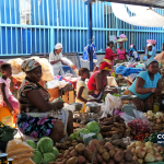 Atividade comercial num mercado da cidade da Praia, numa fotografia de arquivo de 2012. A imagem ilustra a economia local e não mostra as empresas emitentes nem os destinatários das obrigações de 2025.