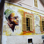 Fachada da Fundação Amílcar Cabral, na Praia. Fotografia de arquivo de 2015; imagem de contexto, não é um fotograma do filme nem uma fotografia da edição atual do festival.