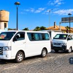 Hiaces em Cabo Verde, em imagem do arquivo Caboverde24.info publicada em 3 de outubro de 2026. Ilustração do transporte de passageiros; não documenta acidentes nem atribui infrações às viaturas retratadas.