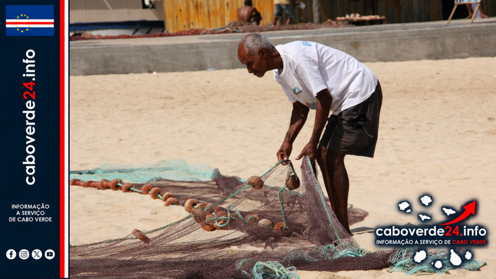 Arquivo — pescador organiza redes em Santa Maria, ilha do Sal, numa fotografia de 2010. A imagem não documenta a entrega atual dos apoios.