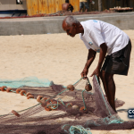 Arquivo — pescador organiza redes em Santa Maria, ilha do Sal, numa fotografia de 2010. A imagem não documenta a entrega atual dos apoios.