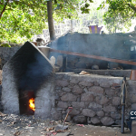 Arquivo — alambique utilizado na produção de grogue em Santo Antão, janeiro de 2010. Foto: IGTaylor / Wikimedia Commons (CC BY-SA 3.0). Não mostra uma fiscalização atual.