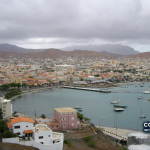Baía e cidade do Mindelo, em fotografia de arquivo de 2007. A imagem não mostra o Hospital Baptista de Sousa, a tenda nem as obras atuais.