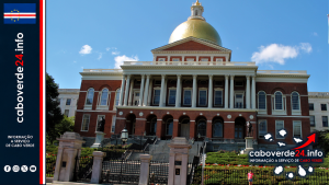 Massachusetts State House, em Boston. Imagem de arquivo usada para ilustrar o programa estadual; não retrata o DDS nem famílias beneficiárias.