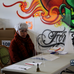 Arquivo — integrante de uma mesa de voto em Tourcoing, França, em 10 de abril de 2022. Imagem ilustrativa; não documenta as presidenciais de Cabo Verde em 2026.