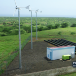 Arquivo — sistema híbrido de energia fotografado em Cabo Verde em 4 de outubro de 2012, com painéis solares, armazenamento e pequenas turbinas. A imagem é ilustrativa e não mostra a instalação do concurso nem a futura intervenção em Mindelo.