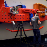 Imagem de arquivo — engenheiros instalam um rotor no modelo de testes da Dragonfly no túnel Transonic Dynamics da NASA, em fotografia publicada em janeiro de 2026. A imagem não mostra o lançamento da campanha.