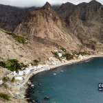 Baía de Fajã d’Água, na ilha Brava, em fotografia de arquivo; a imagem ilustra a ilha evocada no livro e não regista o lançamento realizado na Praia.