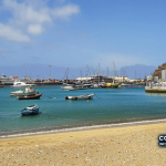 Porto do Mindelo, com embarcações na baía, numa fotografia de arquivo de 7 de março de 2020. A imagem ilustra o contexto náutico e não documenta a Ocean Race nem a transferência orçamental de 2026.