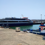 Imagem de arquivo — navio Kriola, da CV Interilhas, no Porto da Praia, em 31 de março de 2022. A fotografia não mostra uma inspeção sanitária nem a emissão dos documentos tratados nesta notícia.