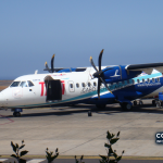 Arquivo — avião ATR da companhia cabo-verdiana TACV no Aeroporto Internacional da Praia, fotografado em 2009. A imagem ilustra a mobilidade internacional e não documenta uma aeronave, rota ou operação atual.