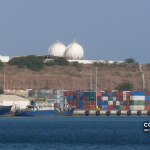 Contentores, navios e infraestruturas no Porto da Praia, em fotografia de arquivo de 2012.