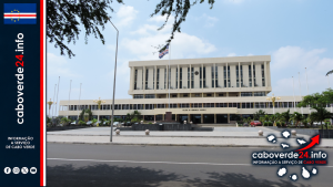 Arquivo — Palácio da Assembleia Nacional, na cidade da Praia. A imagem ilustra o quadro institucional do Estado e não documenta o leilão de 21 de outubro de 2026.