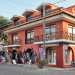 Edifício no centro de Santa Maria, ilha do Sal, numa fotografia de arquivo de 2011. A imagem contextualiza o sector imobiliário e não mostra a missão da IGCI nem uma obra fiscalizada.