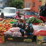 Mercado de rua na Praia, fotografado em 2022. Imagem de contexto; não documenta a classificação publicada em 2026.