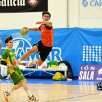 Arquivo — lance de um jogo de andebol entre Poio Artai e Balonmano SAR, em Espanha. A fotografia não mostra Délcio Pina nem o Marítimo.