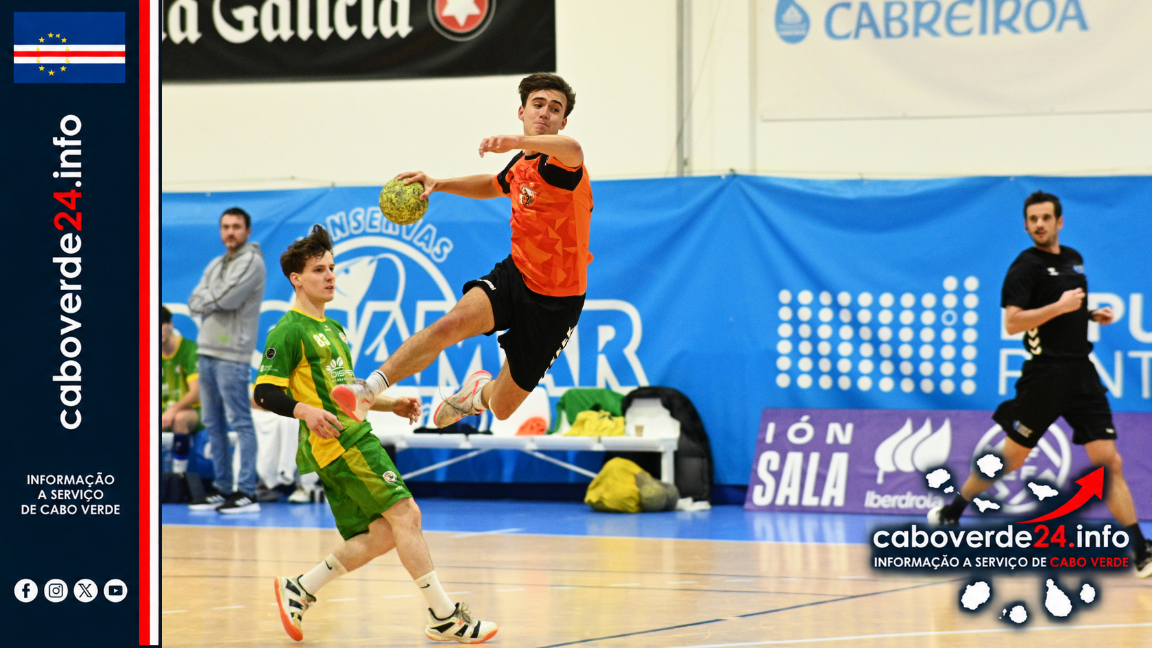 Arquivo — lance de um jogo de andebol entre Poio Artai e Balonmano SAR, em Espanha. A fotografia não mostra Délcio Pina nem o Marítimo.