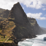 Costa de Santo Antão em fotografia de arquivo. A imagem ilustra o território e o espaço marítimo cabo-verdianos; não representa os limites propostos da plataforma continental.