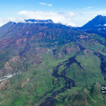 Vista aérea das encostas sul da ilha do Fogo, entre São Filipe e a Praia, em fotografia de arquivo de 2022; a imagem é ilustrativa e não mostra o furo FFG 59.