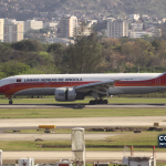 Arquivo — Boeing 777 da TAAG fotografado no Rio de Janeiro em 7 de outubro de 2012. A imagem não mostra a futura ligação Luanda–Praia.
