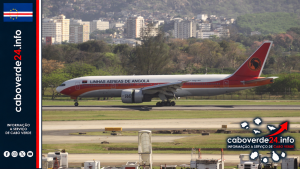 Arquivo — Boeing 777 da TAAG fotografado no Rio de Janeiro em 7 de outubro de 2012. A imagem não mostra a futura ligação Luanda–Praia.