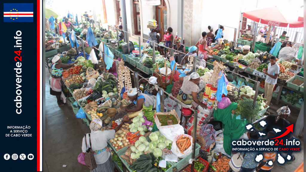 Mercado do Platô, na cidade da Praia, em fotografia de arquivo de 2016; a imagem não documenta os preços observados em outubro de 2026.