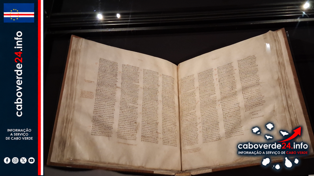 Codex Sinaiticus fotografado na vitrine da British Library, em Londres. Imagem de arquivo, ilustrativa; não mostra o projeto cabo-verdiano.